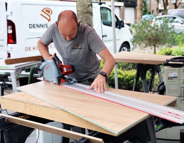 Over Dennis Parket Dennis parket